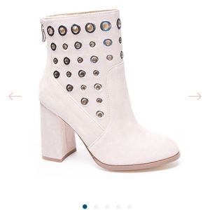 NIB Chinese laundry grommet Carmen booties